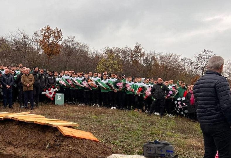 I mbeshtjellur me flamur kombëtar, mes dhimbjes dhe lotëve i jepet lamtumira e fundit Erion Kajtazit