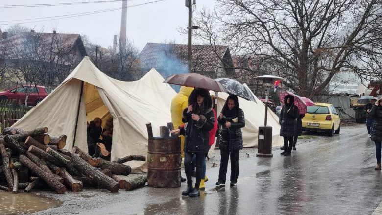 Vazhdon bllokada në veri, mbyllen edhe shkollat
