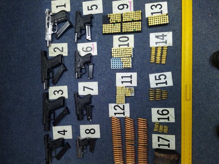 Policia në Skenderaj konfiskon armë dhe municion