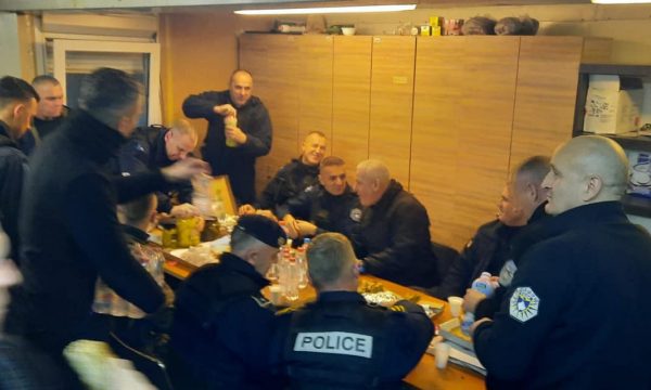Pas darkës me policët në Bërnjak, a po paralajmëron Ministri Sveçla heqjen e barikadave?