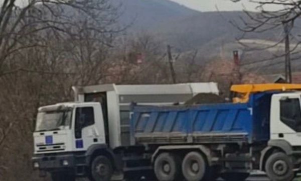 Kamionin që BE ua dha donacion, serbët e shfrytëzojnë për barrikadë në Veri