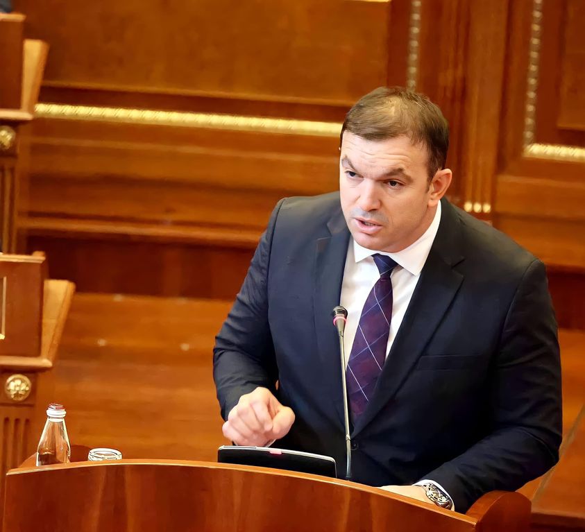 Deputeti inicues për rritjen e buxhetit për magjistrale, uron miratimin e buxhetit