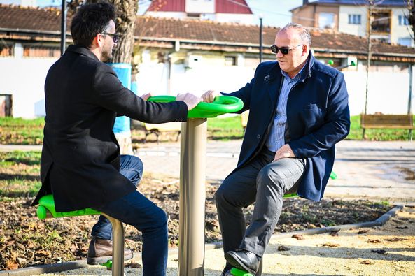 Bulliqi bashk me drejtorin Balaj kanë inauguruar fitnesin ambiental në Parkun e Qytetit (Foto)