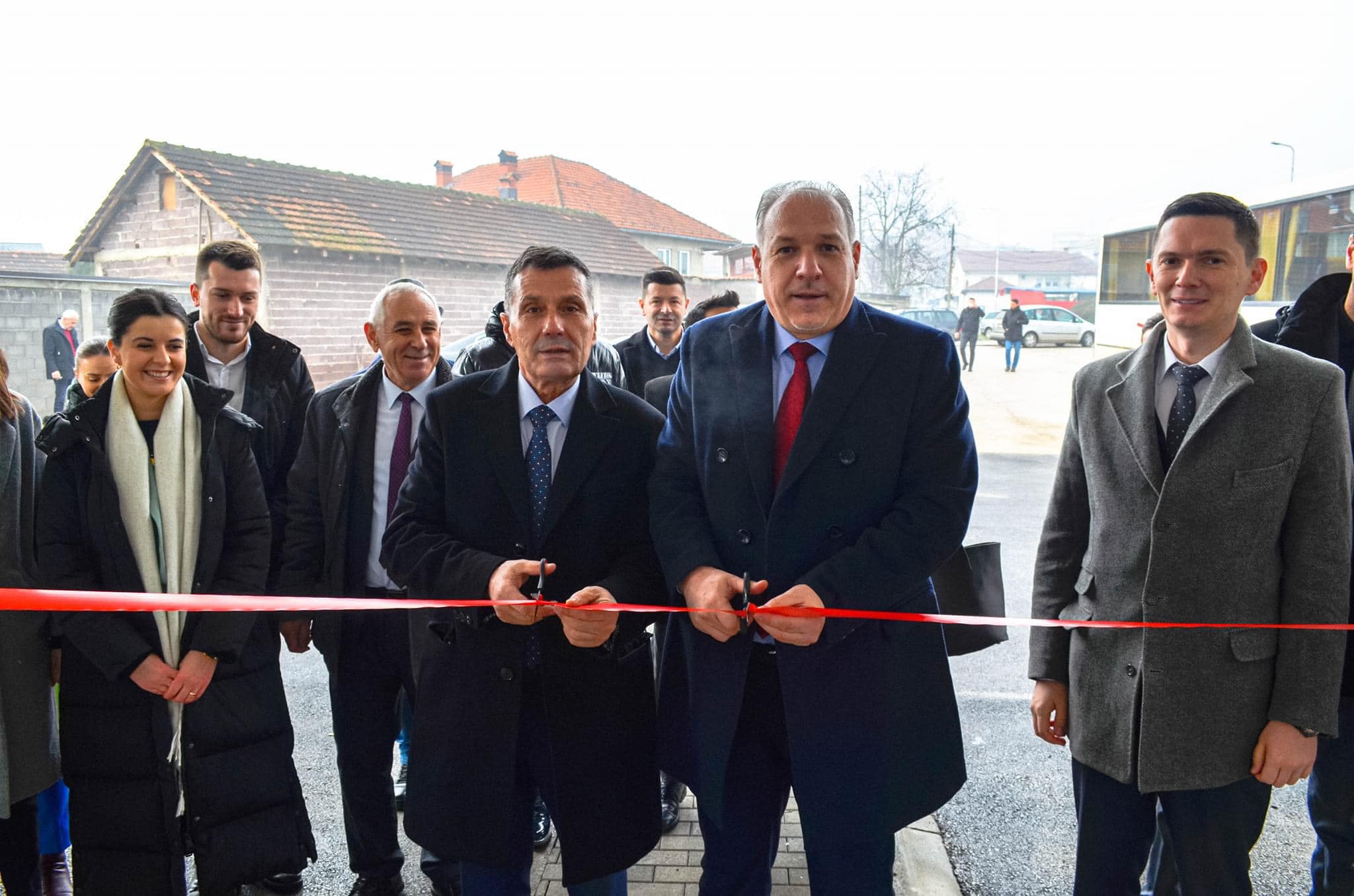 Juniku po bëhet me stacion të autobusëve, Damka, Dobruna e Shehu prejnë shiritin