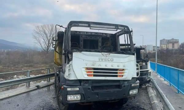 Policia po heton djegien e dy kamionëve të vendosur në barrikadë te “Kërrshi i Dudës”