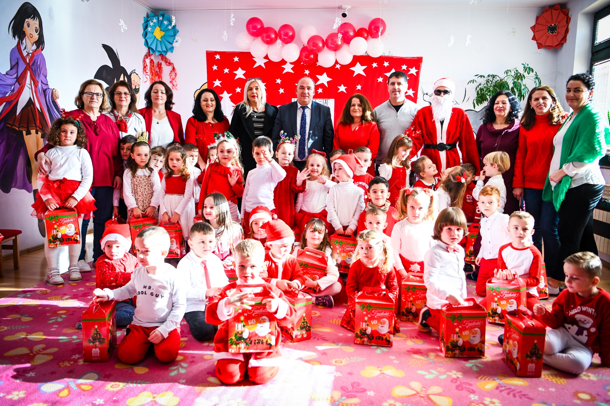 Bulliqi gëzon me dhurata fëmijët e qerdhes “Armela”