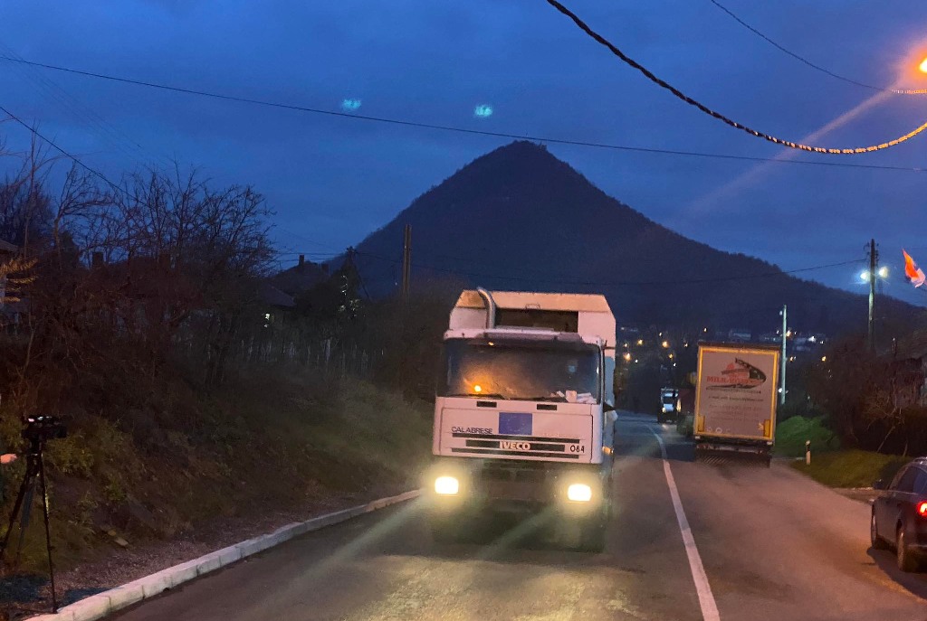Pamje nga Rudari në afërsi të Zveçanit, ku në orët e para të mbrëmjes është larguar dhe kamioni i fundit
