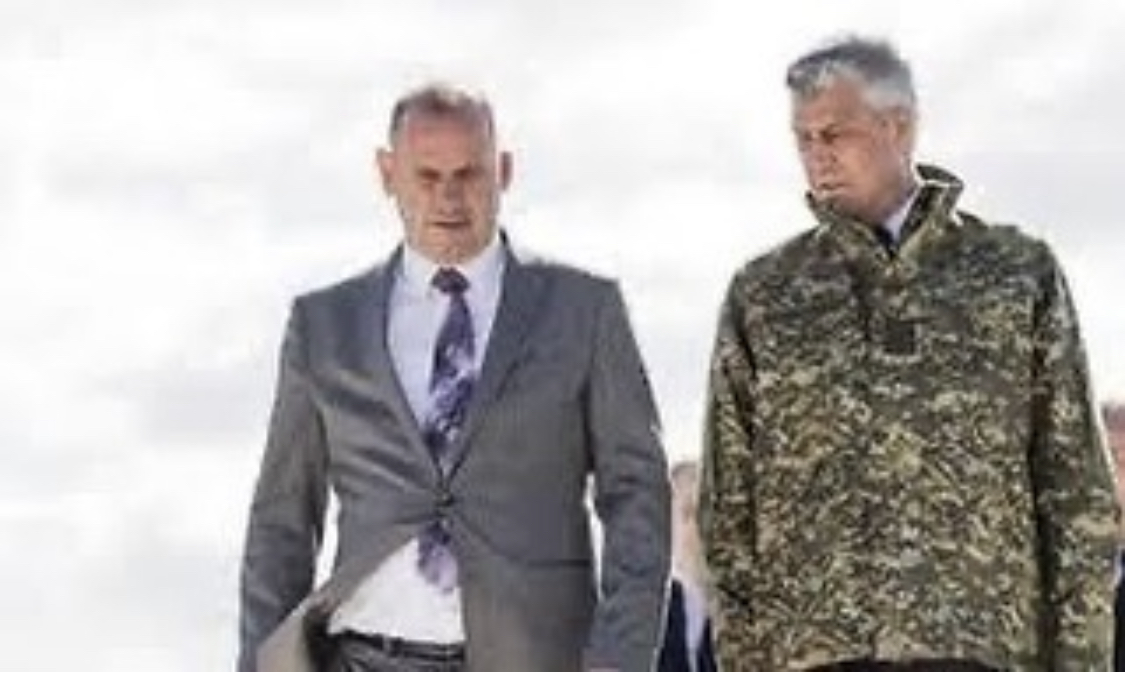 Lladrovci uron Vitin e Ri me foton e përbashkët me Thaçin dhe Veselin