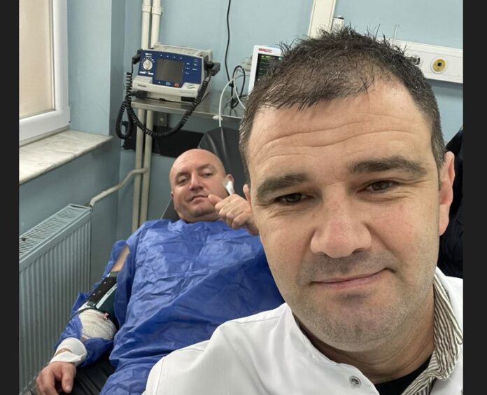 Publikohen pamjet nga spitali të policit që u plagos mbrëmë në veri