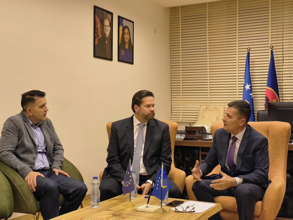 Eurodeputeti i grupit parlamentar të EPP-së, Lukas Mandl vizitoi Komunën e Junikut