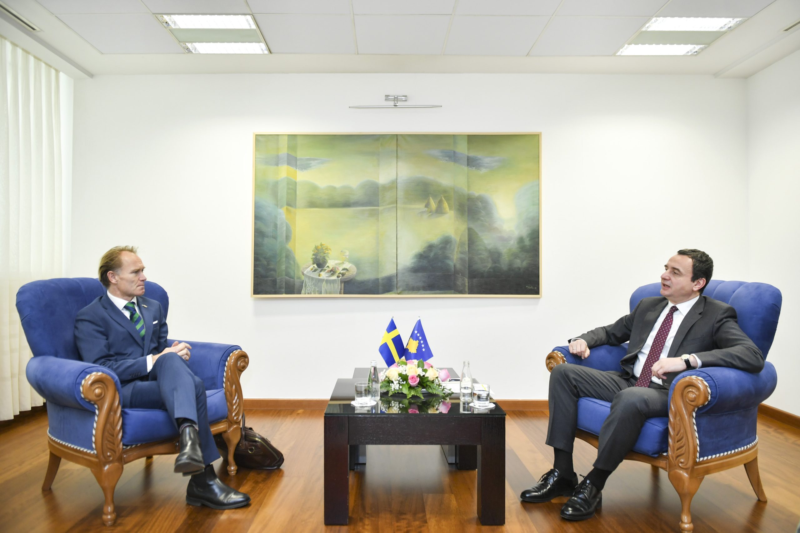 Kurti dhe ambasadori i Suedisë flasin për ndihmën në dialogun me serbët e Kosovës
