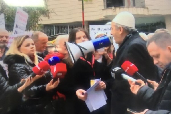 Protestë para Ambasadës së Serbisë në Tiranë: Jetën e japim, Mitrovicën s’e japim