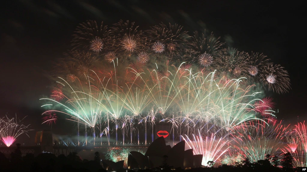 Bota pret me festa dhe fishekzjarre Vitin e Ri të parë pa kufizime që kur filloi pandemia