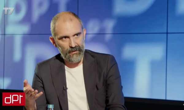 Deputeti i VV’së po e humbë durimin që KFOR’i spo i heq barikadat: Kërkuan pak kohë, u bënë 14 ditë