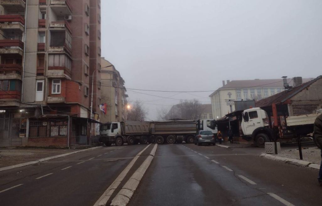 Vazhdon bllokimi i rrugëve, vendoset barrikadë e re në Mitrovicë të Veriut
