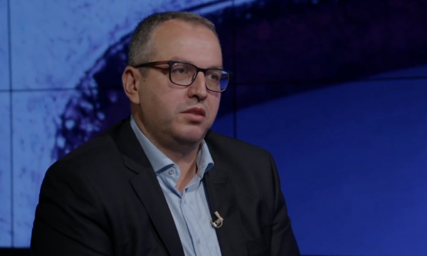 Gjoshi: Kryeministri Kurti po i shërben Serbisë, më shumë se Vuçiqi
