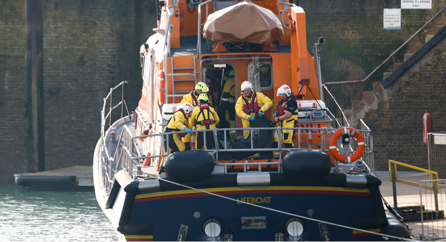 Tragjedia me emigrantët, deputeti britanik: Disa nga të mbijetuarit janë në luftë për jetën