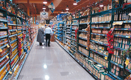 Qytetarët ankohen për shtrenjtim të produkteve për festa, thonë se standardi i Kosovës nuk i përballon këto çmime