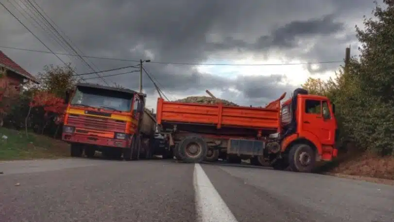 Arrestimi i ish-policit të dyshuar për hedhjen e shok bombës, shkak i barrikadës në Rudarë