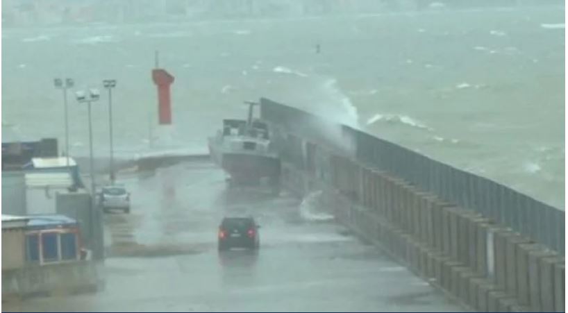 Durrës/ Përkeqësimi i motit në dy ditët e ardhshme, autoriteti detar njofton rreziqet