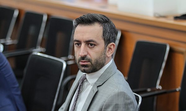 Vazhdojnë arsyetimet e pushtetit, Deputeti i Kurtit lë të kuptohet se KFOR-i ia ka zënë rrugën Policisë për largimin e barrikadave