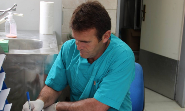 Zhdukja e mostrave të Astrit Deharit, një nga të dorëhequrit e Institutit është vëllau i deputetit të VV-së