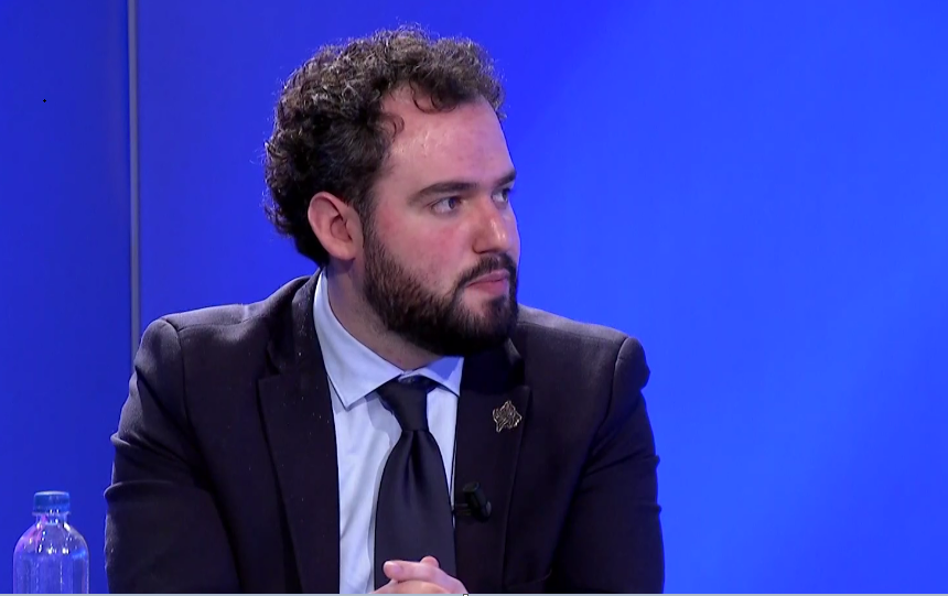 Abrashi për deklaratat e Kurtit: A është normal? – Dy reagime, secili ma skandaloz se tjetri