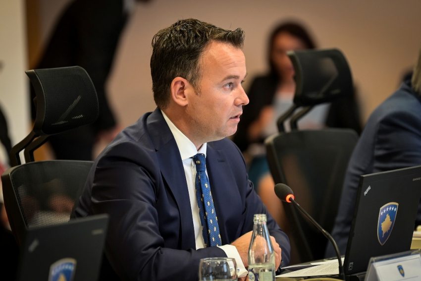 Peci tregon si u punësua vajza e tezës së Vjosa Osmanit dhe motrat e Xhelal Sveçlës në ministri