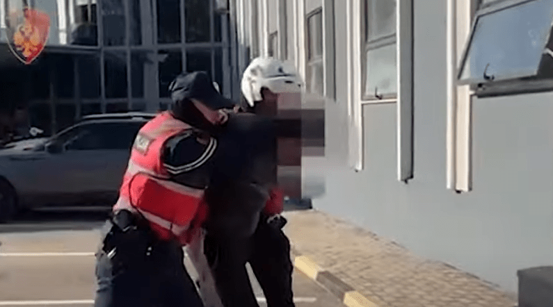 Zbulohet grupi që kërcënonte me thikë dhe armë false qytetarët në sheshin “Skënderbej”