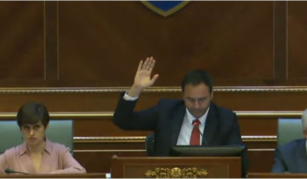 Konjufca sërish kundër VV-së, abstenon për ligjin për Zyrtarët Publik