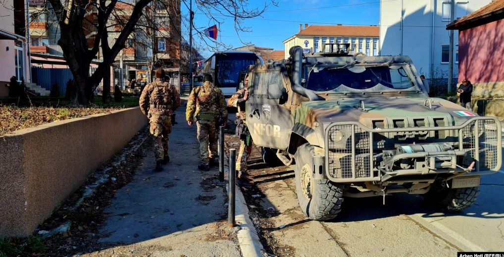 Ish-komandanti i KFOR-it: Kosova s’duhet të zbatojë me çdo kusht sundimin e ligjit kur bëhet fjalë për targat