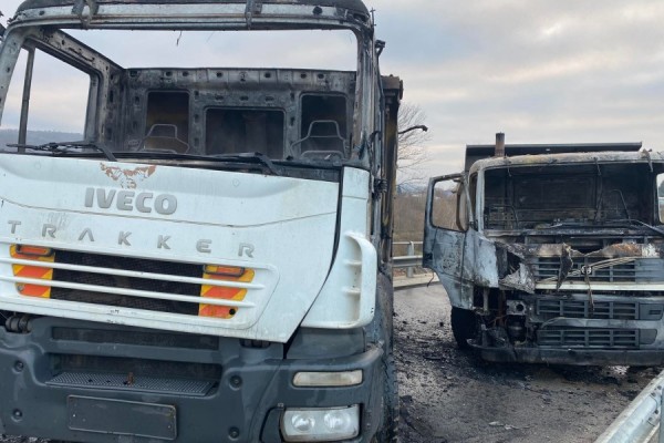 Momenti kur u dogjen dy kamionë në veri, ishin vendosur si barrikada/ VIDEO