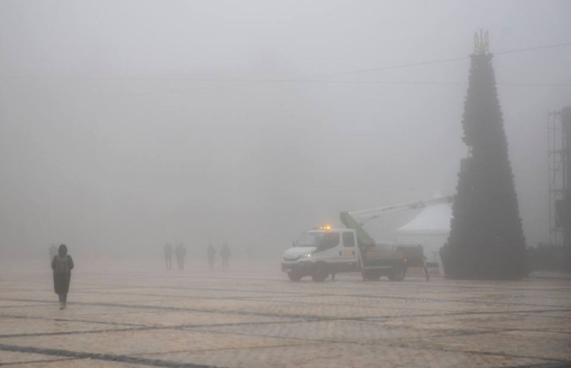 Kievi vendos pemën e Krishtlindjes pavarësisht sulmeve ruse (FOTO)