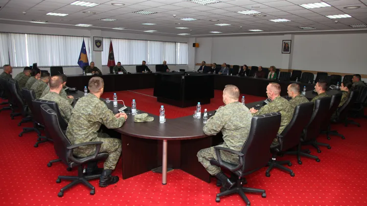 Armend Mehaj dekoron me medalje ushtarakët e dalluar