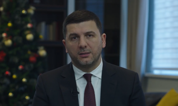 Krasniqi uron vit të mbarë për qytetarët e Kosovës: Urimet më të përzemërta ua dërgoj luftëtarëve të lirisë që janë në Hagë