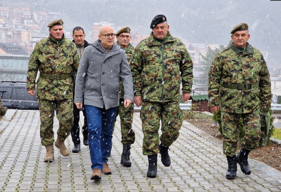 Ministri serb i Mbrojtjes viziton pjesëtarët e ushtrisë serbe në Rashkë