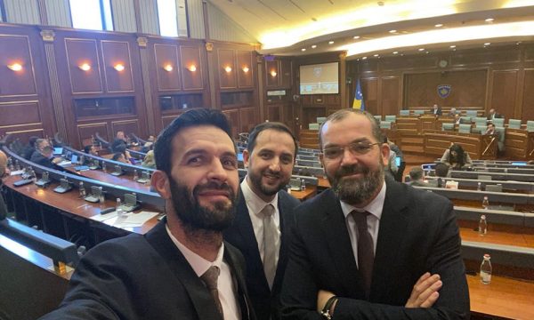 “Dinjitet”, deputetët e VV-së që votuan kundër projektkodit civil bëjnë selfie bashkë