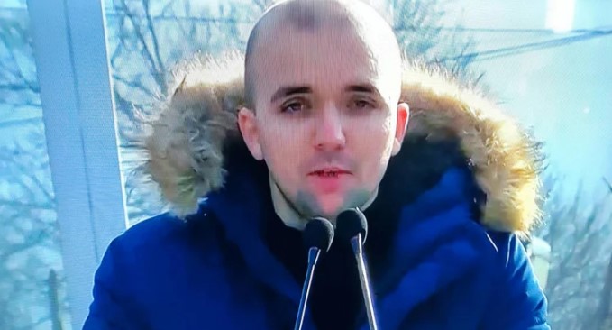 Djali i Pantiqit flet në protestë, pretendon se babai i tij u arrestua vetëm pse është serb