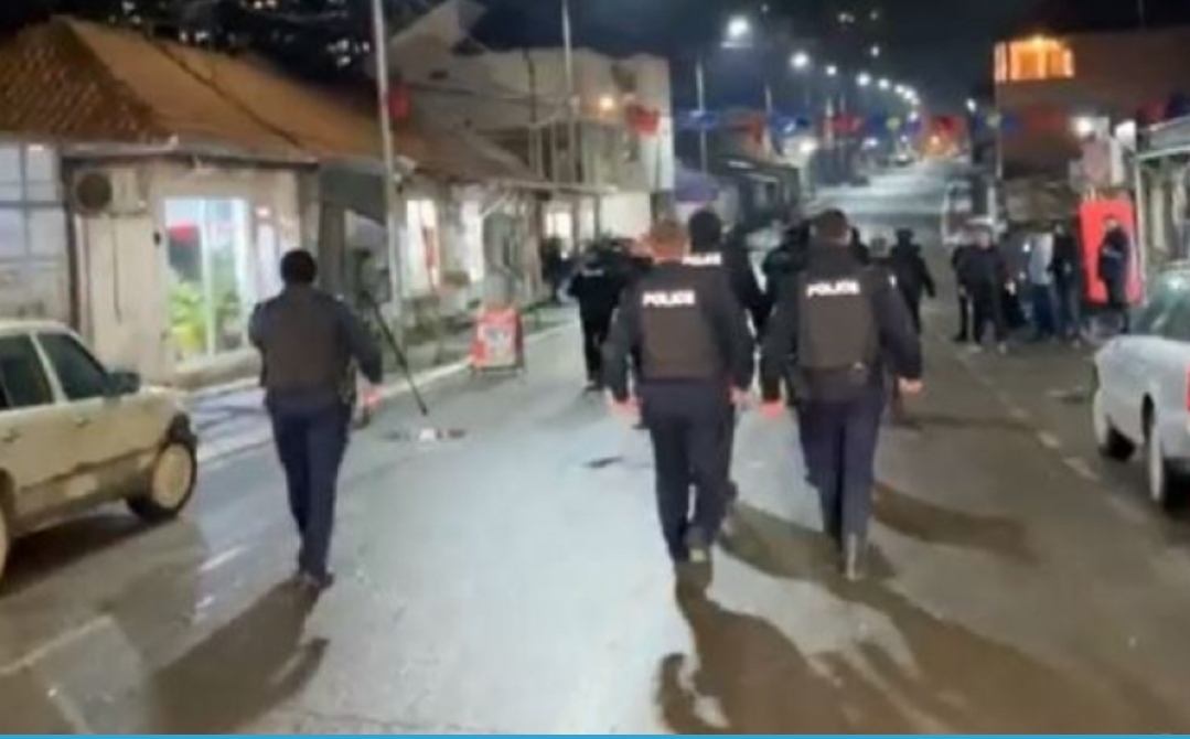Serbët fillojnë lëvizjet e para në veri pas dislokimit të forcave policore, pritet bllokimi i rrugëve