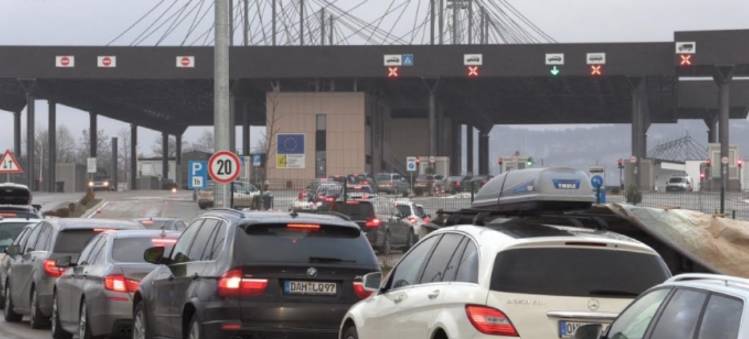 Vazhdojnë kolonat e gjata në Merdar e te Dheu i Bardhë, pritjet janë më shumë se dy orë