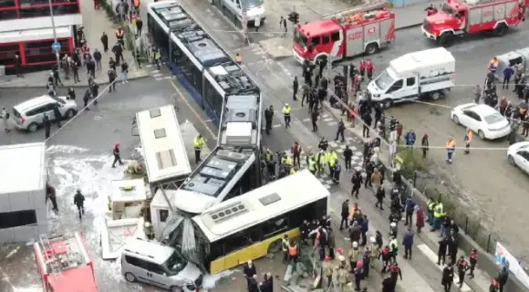 Aksident i rëndë në Stamboll, tramvaji ndan më dysh autobusin