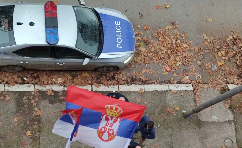 BE-ja kërkon largimin e barrikadave: Të rivendoset menjëherë liria e lëvizjes