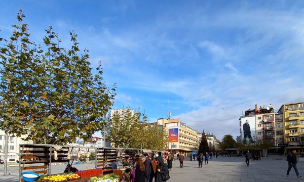 Ambasadori francez e shijon atmosferën e mëngjesit në sheshin “Zahir Pajaziti”: Kosova e bukur