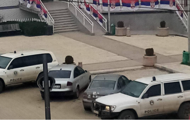 Anëtarët e KKZ hynë në ndërtesë të Komunës në Zubin Potok, aktivizohen sirenat e rrezikut