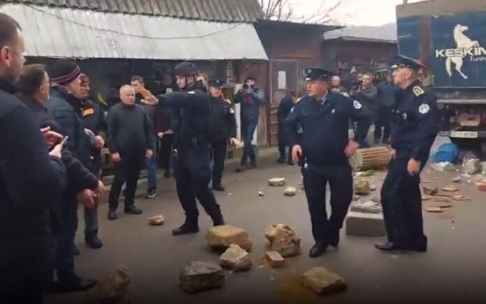 Policia dhe Dogana përballet me rezistencën e serbëve në Hoçë të Madhe të Rahovecit, shkuan të konfiskonin 42 mijë litra verë