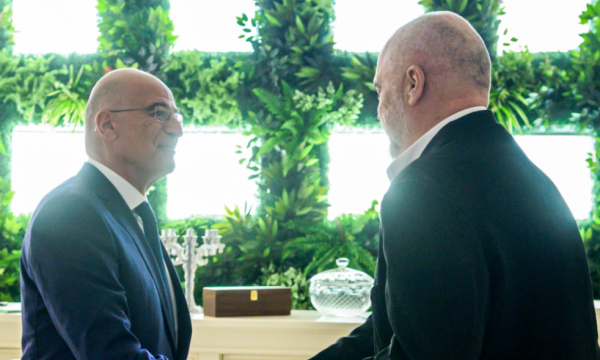 Dendias poston foto nga dreka me Ramën në Tiranë