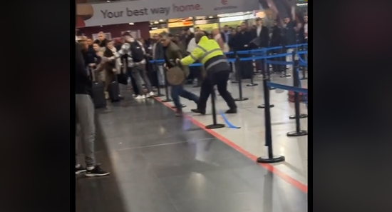 Nervozohet keq një qytetar, tenton të thyejë sportelet e Aeroportit