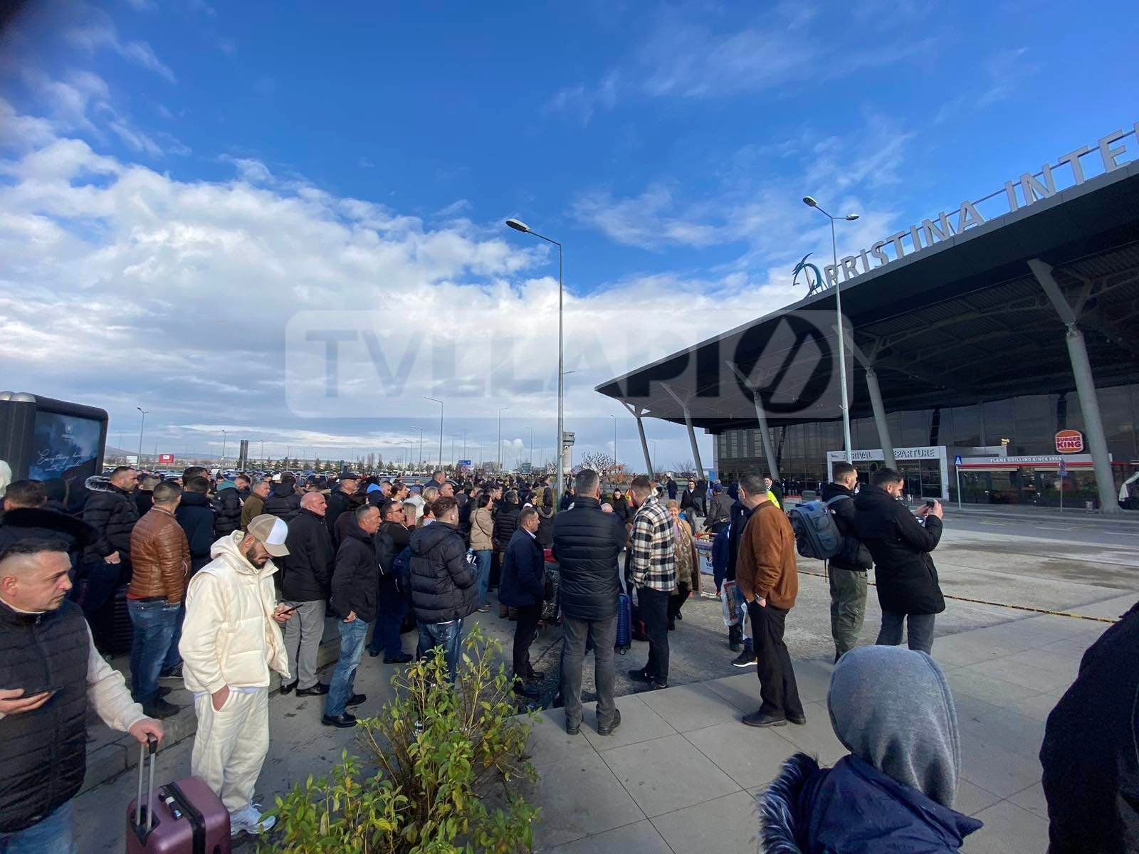 Kërcënim me bombë në Aeroportin e Prishtinës, evakuohen pasagjerët (Foto)
