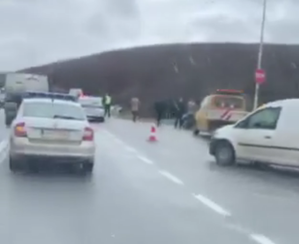Aksident në Sllatinë, vetura del jashtë rrugës (VIDEO)