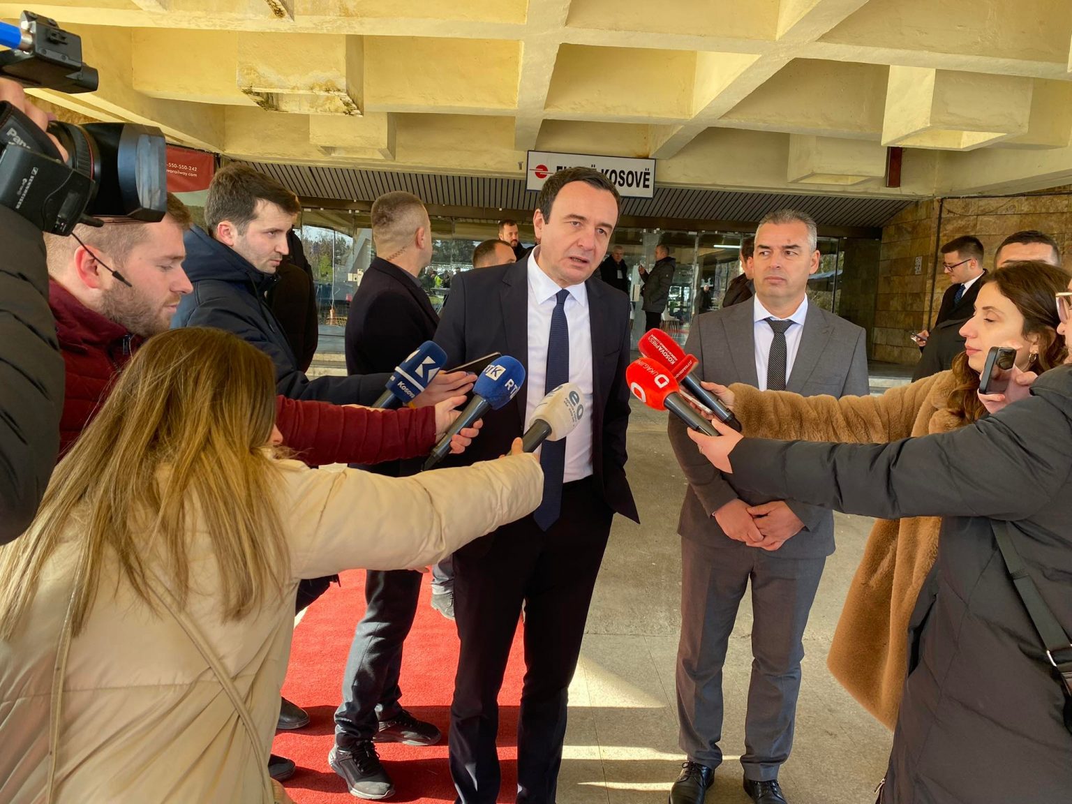 Kurti paralajmëron heqjen e barrikadave në veri: Nuk do të tolerohen shumë gjatë